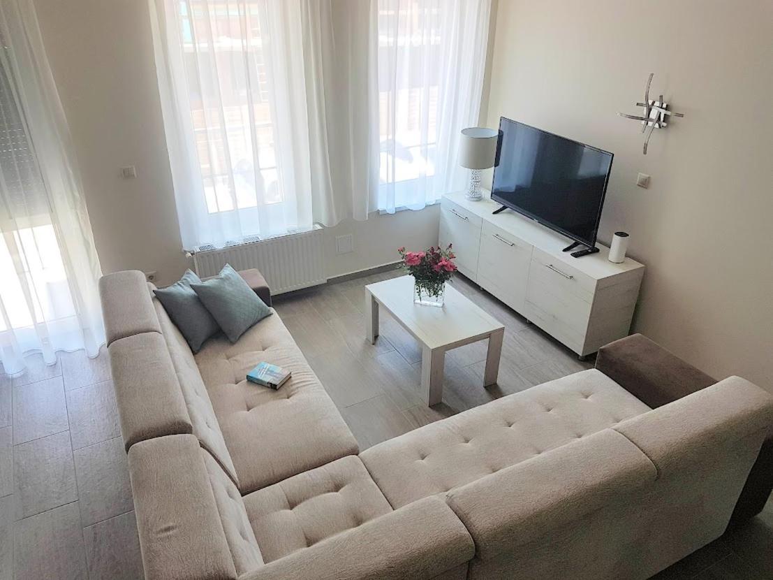 Silver Lodge Apartment 1 Eger Bagian luar foto